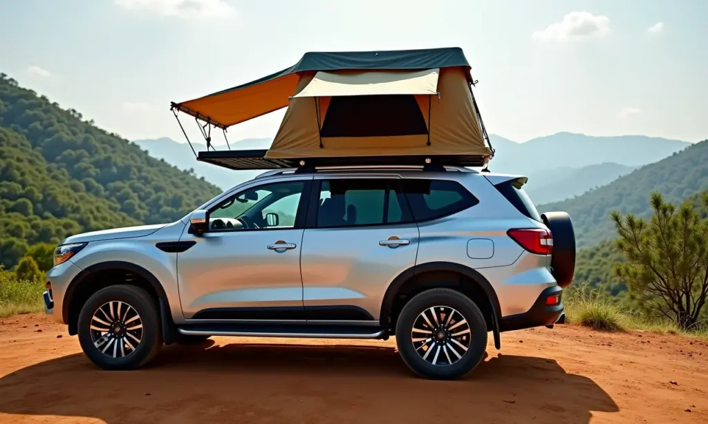SUV com barraca de teto aberta em paisagem natural brasileira.