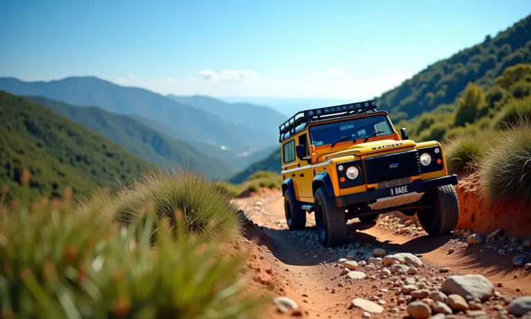 Veículo 4x4 trilhando caminho rochoso em São Pedro da Serra, cercado por montanhas e céu azul.