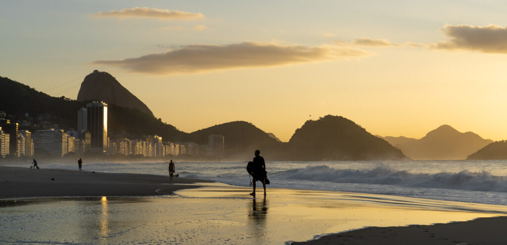 Imagem da praia de copacabana no rio de janeiro ao nascer do sol