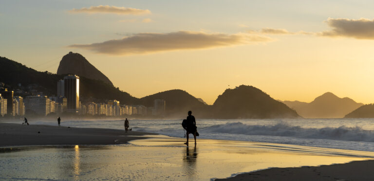 Imagem da praia de copacabana no rio de janeiro ao nascer do sol